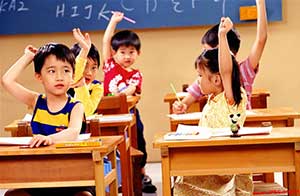 兒童在課堂上舉手回答老師的問題