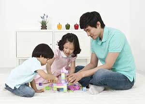 家長在陪孩子游戲