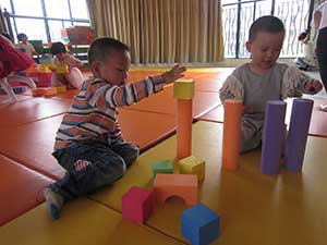 兒童在幼兒園與小朋友一起玩耍